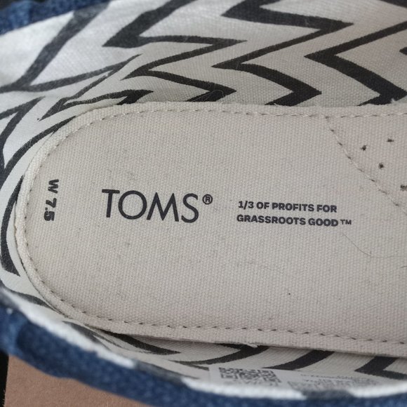 TOMS navy chevron womens slip on fabric shoes minor flaw see desc NEW sz 7.5 - Picture 5 of 8